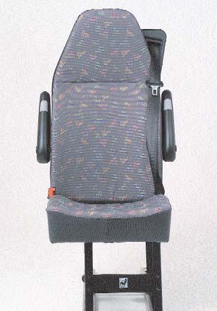 M1 Sitz mit starrer Rückenlehne und 3 Punkt Gurt mit integrierter Kopfstütze